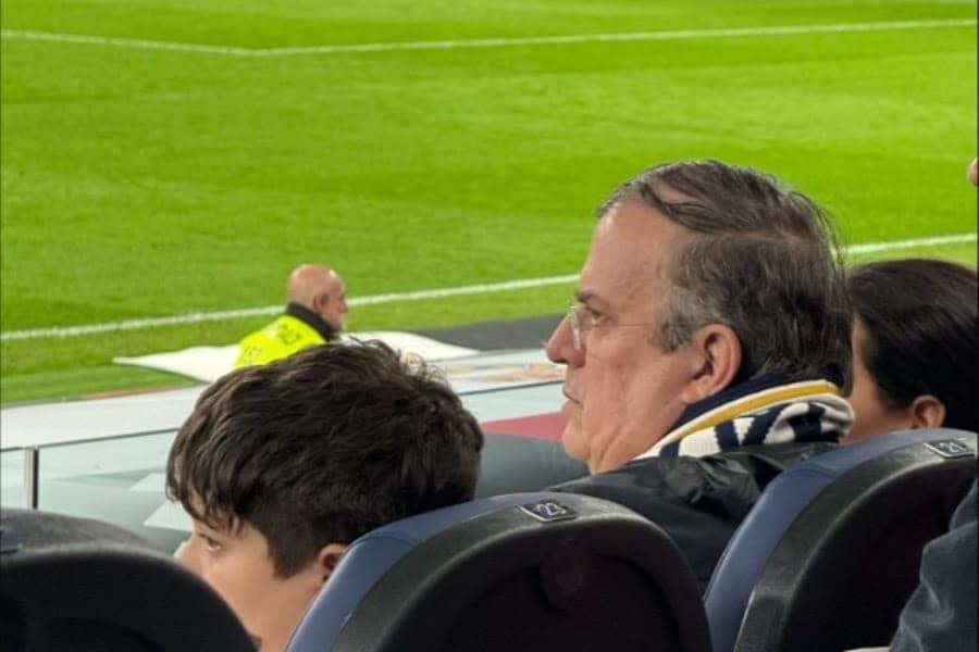 Captan a Ebrard en fila VIP en partido del Real Madrid en el Santiago Bernabéu Captan a Ebrard en fila VIP en partido del Real Madrid en el Santiago Bernabéu