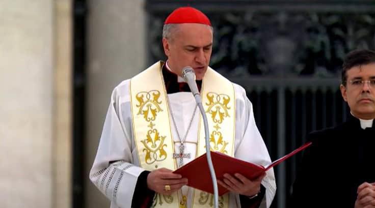 Oficia Mauro Gambetti desde la Plaza de San Pedro rosario por el fallecimiento del Papa