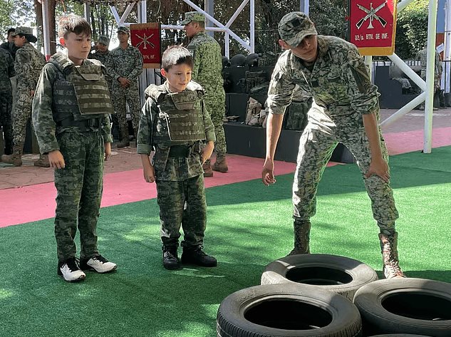 Acrobacias aéreas, parte de la exposición militar en la Feria Tabasco 2025 Acrobacias aéreas, parte de la exposición militar en la Feria Tabasco 2025