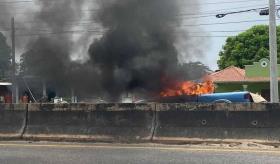 Se quema camioneta por cortocircuito en la Frontera-Villahermosa