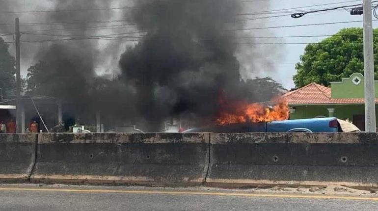 Se quema camioneta por cortocircuito en la Frontera-Villahermosa