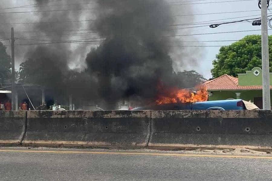 Se quema camioneta por cortocircuito en la Frontera-Villahermosa Se quema camioneta por cortocircuito en la Frontera-Villahermosa