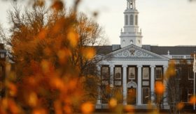 Por recortes financieros, Universidad de Harvard demanda al Gobierno de Trump