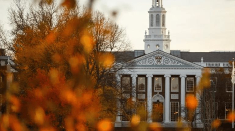 Por recortes financieros, Universidad de Harvard demanda al Gobierno de Trump