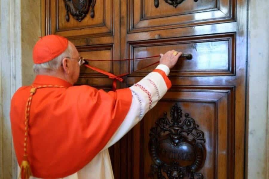 Sellan con cinta roja apartamentos del Papa en el Palacio Apostólico y Santa Marta Sellan con cinta roja apartamentos del Papa en el Palacio Apostólico y Santa Marta