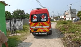Intenta saltar barda de su casa y se atraviesa la pierna con una varilla