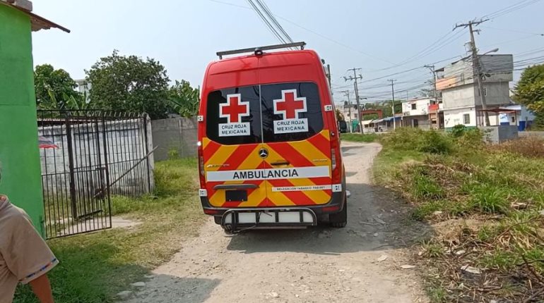 Intenta saltar barda de su casa y se atraviesa la pierna con una varilla