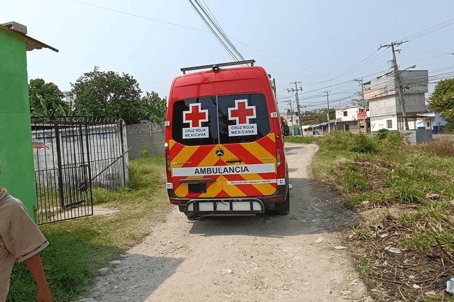 Intenta saltar barda de su casa y se atraviesa la pierna con una varilla Intenta saltar barda de su casa y se atraviesa la pierna con una varilla