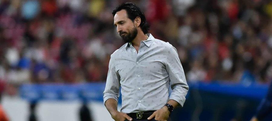 Chivas se vuelve a quedar sin DT; cesan a Gerardo Espinoza Chivas se vuelve a quedar sin DT; cesan a Gerardo Espinoza