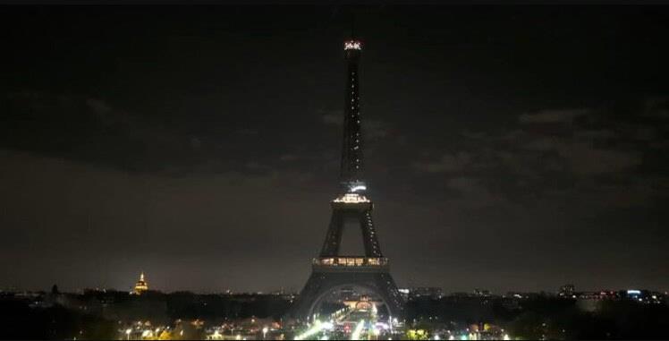 Torre Eiffel apaga sus luces en señal de luto por la muerte del Papa