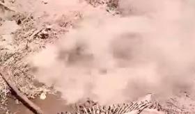 Brota vapor y agua hirviendo de la tierra en El Zapién, Michoacán