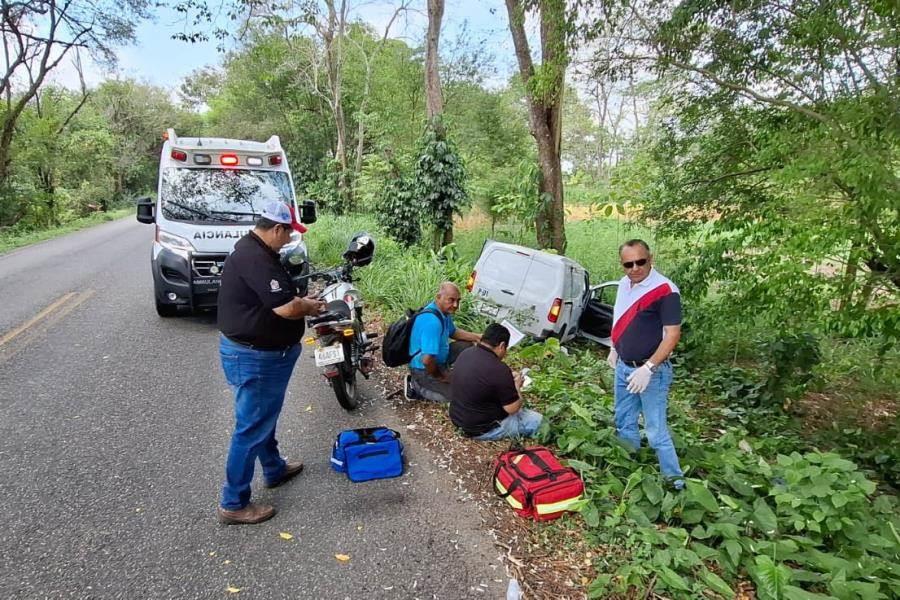 Se sale de la carretera y choca contra un árbol en los Tintales de Jalapa Se sale de la carretera y choca contra un árbol en los Tintales de Jalapa