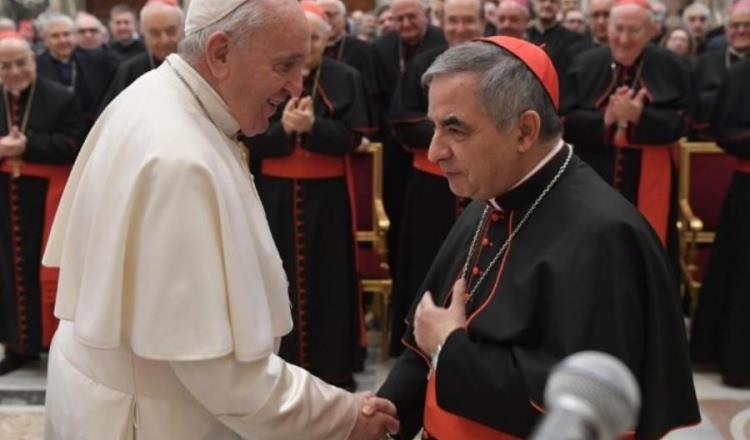 Cardenal Angelo Becciu, destituido por el Papa Francisco exige participar  en Cónclave