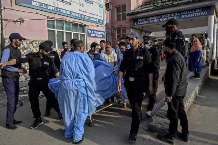 Asesinan sujetos armados a 26 turistas en complejo turístico de India Asesinan sujetos armados a 26 turistas en complejo turístico de India