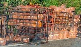 Vuelca contenedor que transportaba agua en Centla; no hubo rapiña