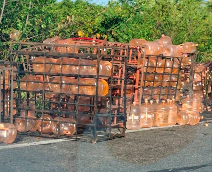 Vuelca contenedor que transportaba agua en Centla; no hubo rapiña Vuelca contenedor que transportaba agua en Centla; no hubo rapiña