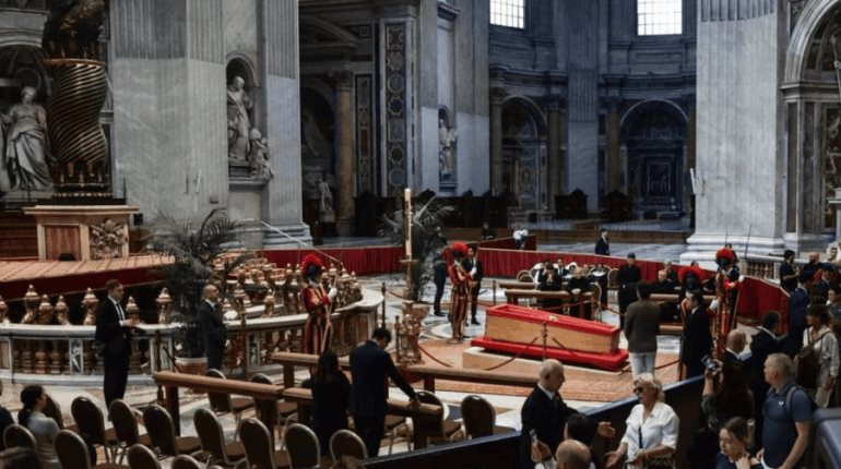 Casi 100 mil personas han asistido a la Basílica de San Pedro para despedir al Papa