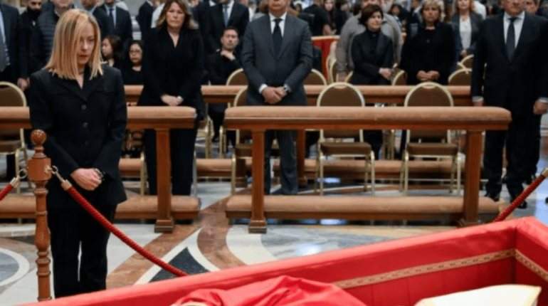 Giorgia Meloni rinde homenaje al Papa en la Basílica de San Pedro