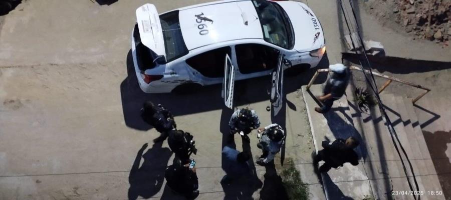 Detienen a 2 sujetos en Centro, habían robado un taxi y secuestrado al chofer Detienen a 2 sujetos en Centro, habían robado un taxi y secuestrado al chofer