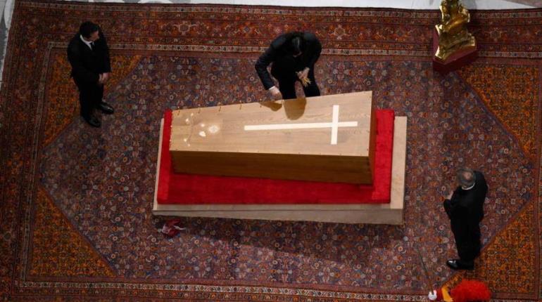 Publica Vaticano itinerario del funeral del Papa
