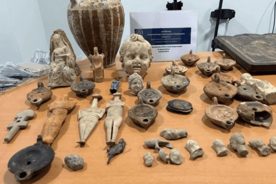 Detienen a 6 personas en Grecia que traficaban antigüedades Detienen a 6 personas en Grecia que traficaban antigüedades