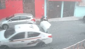 Graban detención de sujetos que presuntamente robaron un taxi y secuestraron al conductor en Villahermosa