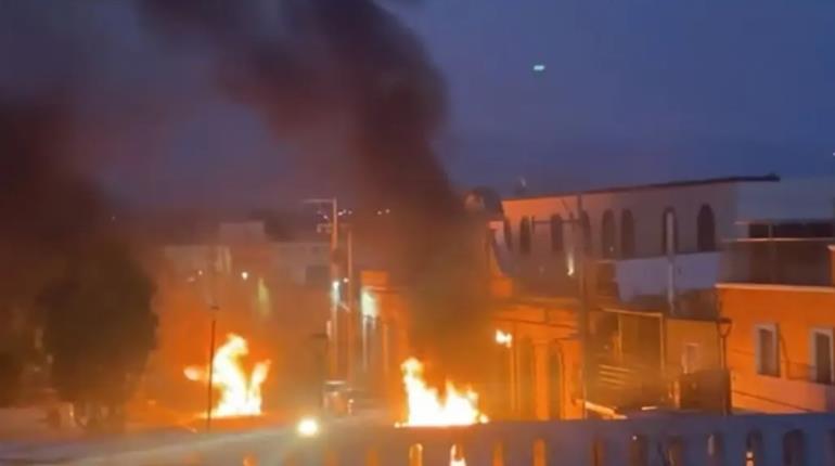 Ciudadanos incendian Palacio Municipal y patrulla en Puebla tras detención de 3 hombres