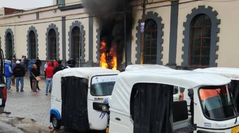 Autoridades detienen a tres hombres y ciudadanos incendian patrulla y Palacio Municipal en Puebla