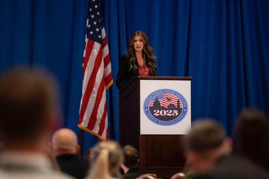 Detienen a presunto ladrón del bolso de Kristi Noem Detienen a presunto ladrón del bolso de Kristi Noem