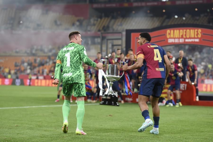 Jugadores del FC Barcelona se quejan de falta de acreditaciones para sus familiares en celebración de Copa del Rey Jugadores del FC Barcelona se quejan de falta de acreditaciones para sus familiares en celebración de Copa del Rey
