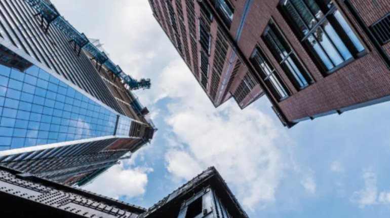 Niña sobrevive después de caer del piso 25 de un edificio en China