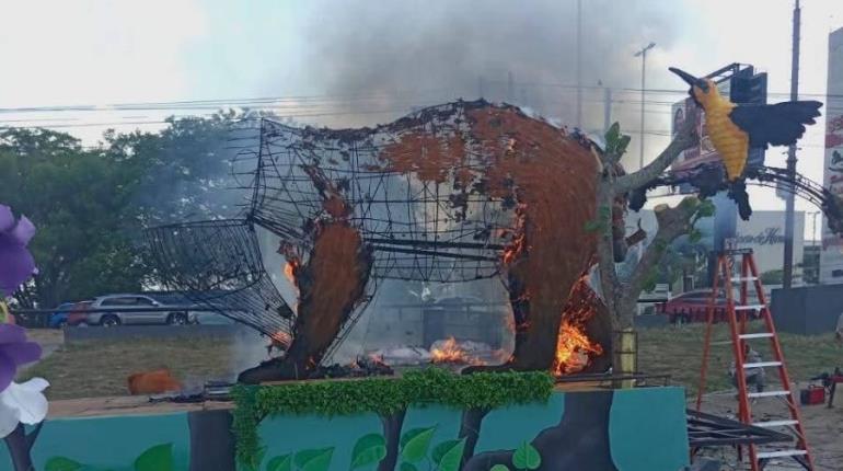 Chispa provoca incendio en carro alegórico de Jonuta
