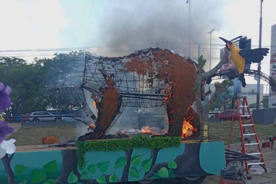 Chispa provoca incendio en carro alegórico de Jonuta Chispa provoca incendio en carro alegórico de Jonuta