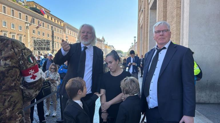 Julian Assange, fundador de WikiLeaks, asiste al funeral del Papa Francisco