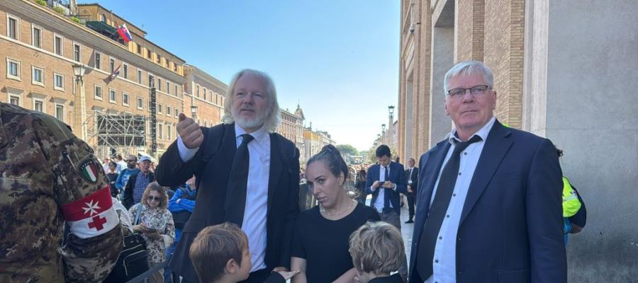 Julian Assange, fundador de WikiLeaks, asiste al funeral del Papa Francisco Julian Assange, fundador de WikiLeaks, asiste al funeral del Papa Francisco