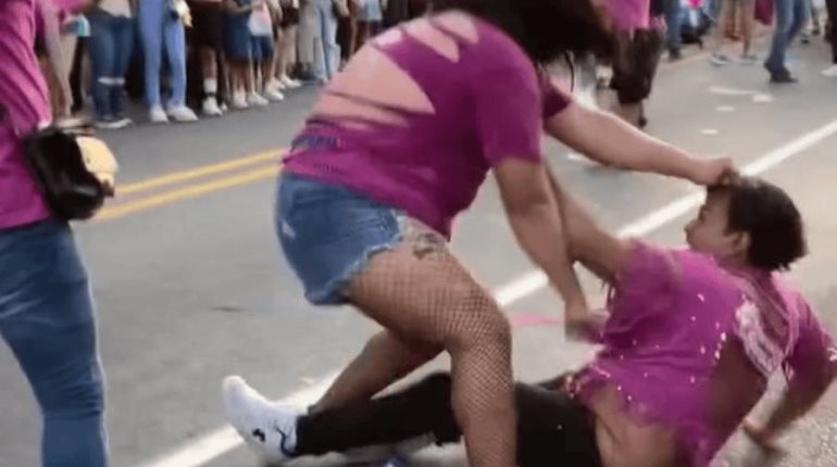 ¡Se arman las campales durante el desfile de Carros Alegóricos!