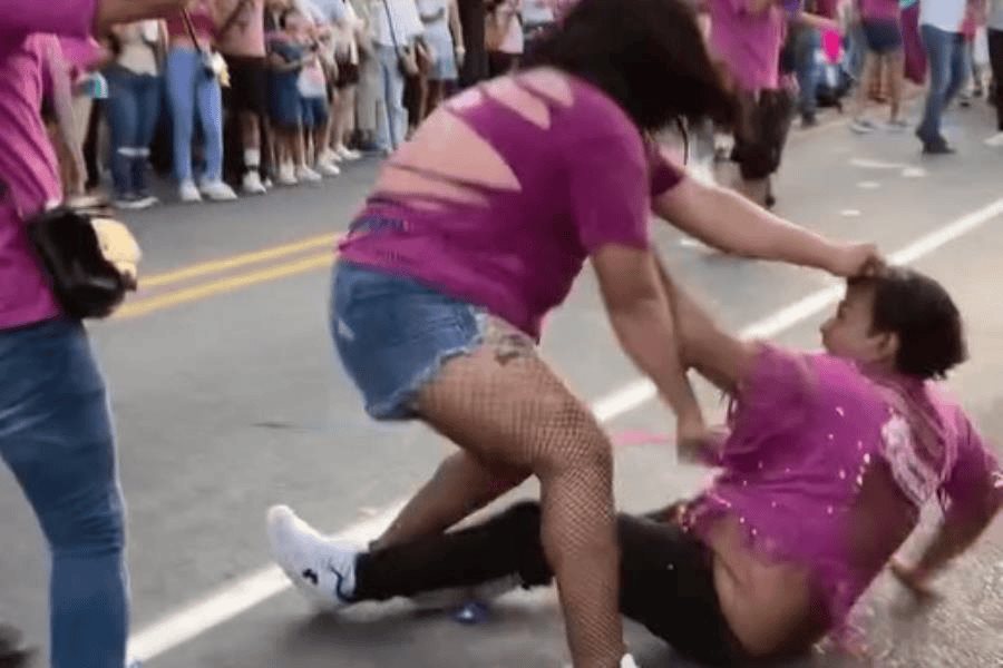 ¡Se arman las campales durante el desfile de Carros Alegóricos! ¡Se arman las campales durante el desfile de Carros Alegóricos!