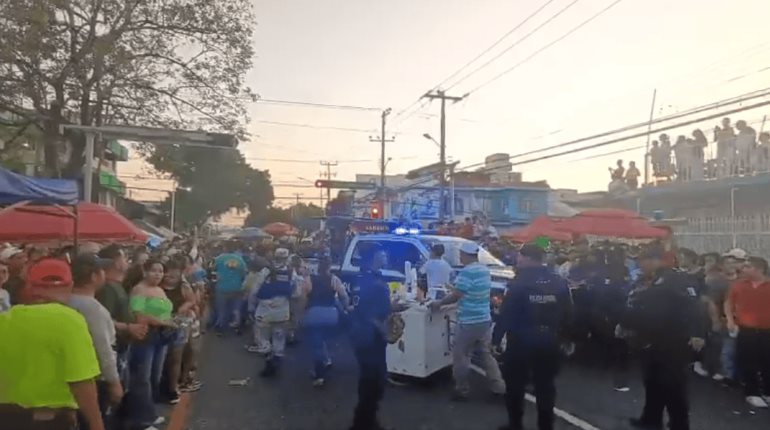 Vendimia inunda Méndez por desfile de carros alegóricos