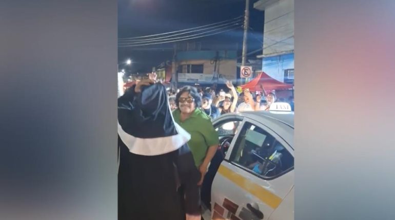 En pleno de desfile de carros alegóricos, bajan de su unidad a "Chico Che Taxista" para bailar "Macorina"