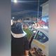 Captan a sujeto realizando necesidades fisiológicas durante desfile de carros alegóricos