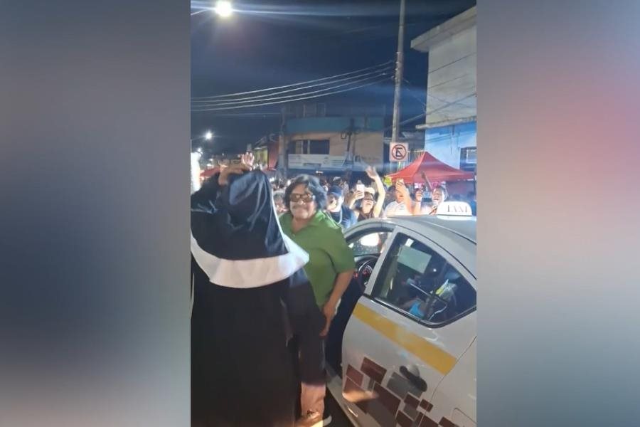En pleno de desfile de carros alegóricos, bajan de su unidad a "Chico Che Taxista" para bailar "Macorina"