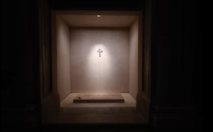 "María le pidió que preparara su tumba": Cardenal Makrickas revela origen de la sepultura del Papa Francisco
