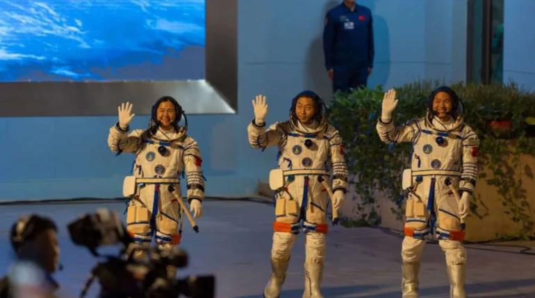 Regresan a tierra astronautas chinos que estuvieron seis meses en el espacio