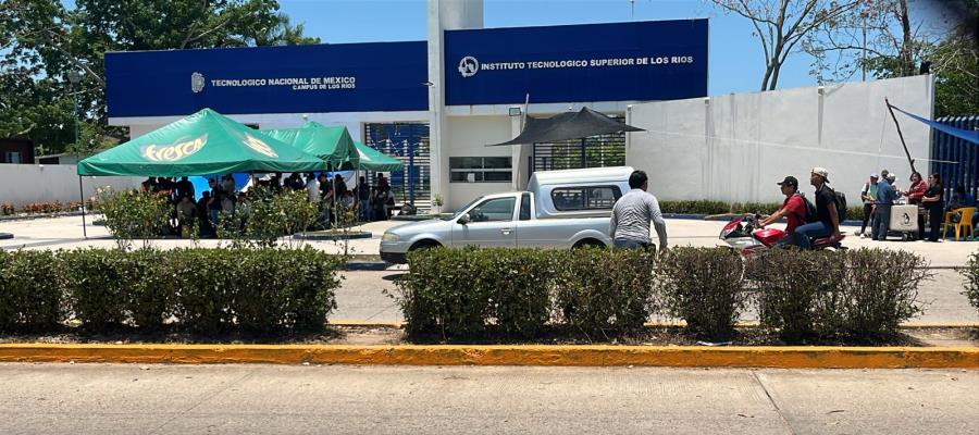 Tec de Los Ríos cumple un mes cerrado; mantienen exigencia de destituir al director Tec de Los Ríos cumple un mes cerrado; mantienen exigencia de destituir al director