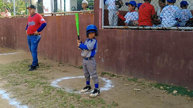 Toñito, el pequeño beisbolista con síndrome de Down que destaca en la Liga Villahermosa