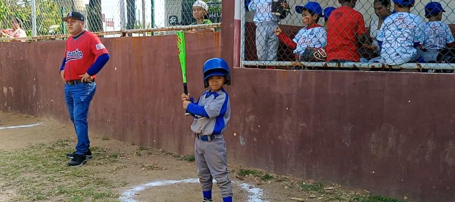 Toñito, el pequeño beisbolista con síndrome de Down que destaca en la Liga Villahermosa Toñito, el pequeño beisbolista con síndrome de Down que destaca en la Liga Villahermosa