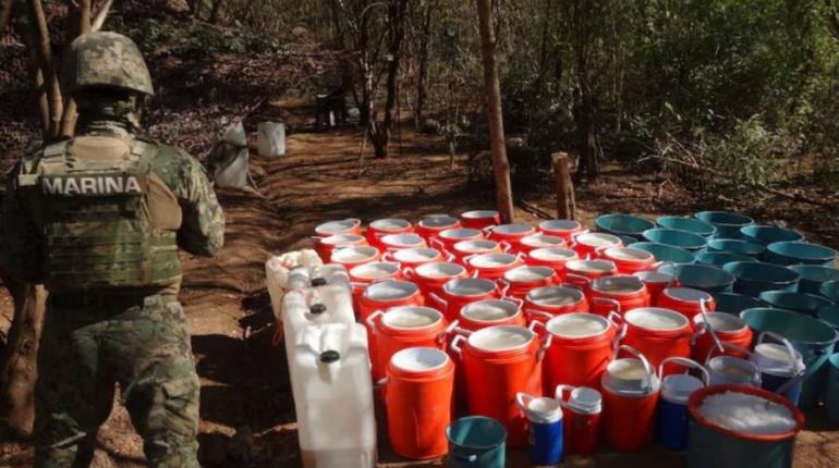 Desmantelan laboratorio y aseguran 800 litros de precursores químicos en Culiacán