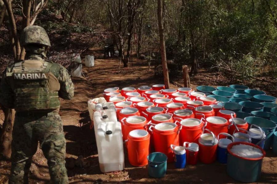 Desmantelan laboratorio y aseguran 800 litros de precursores químicos en Culiacán Desmantelan laboratorio y aseguran 800 litros de precursores químicos en Culiacán