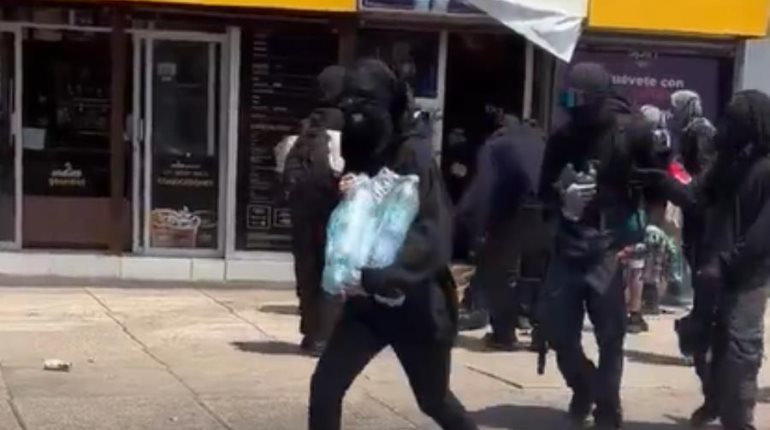 Irrumpen encapuchados durante marcha del Día del Trabajo en CDMX