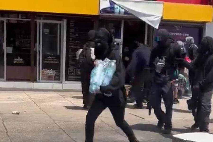 Irrumpen encapuchados durante marcha del Día del Trabajo en CDMX Irrumpen encapuchados durante marcha del Día del Trabajo en CDMX